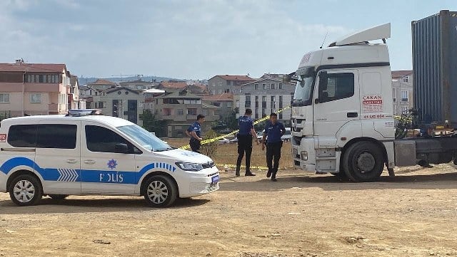 Kocaeli'nin Darıca ilçesinde bir şüpheli, önce eşini sonra da kendini bıçaklayarak olay yerinden kaçtı. Yerdeki kan izlerini takip eden polis ekipleri şüpheliyi yakaladı.