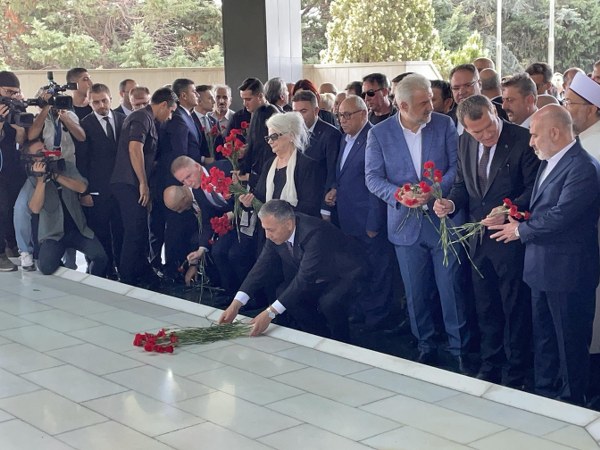 Merhum Başbakan Adnan Menderes, Dışişleri Bakanı Fatin Rüştü Zorlu ve Maliye Bakanı Hasan Polatkan, idam edilişlerinin 62. yıl dönümünde Topkapı'daki anıt mezarda gerçekleşen bir törenle anıldı.