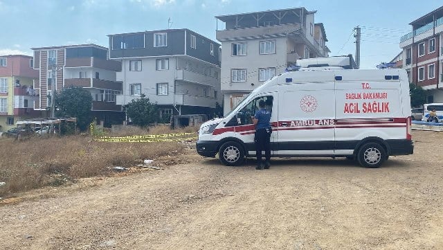 Kocaeli'nin Darıca ilçesinde 23 yıllık eşi tarafından bıçaklanan kadın, kaldırıldığı hastanede hayatını kaybetti. Kendini de bıçaklayan kocanın ise tedavisi sürüyor.