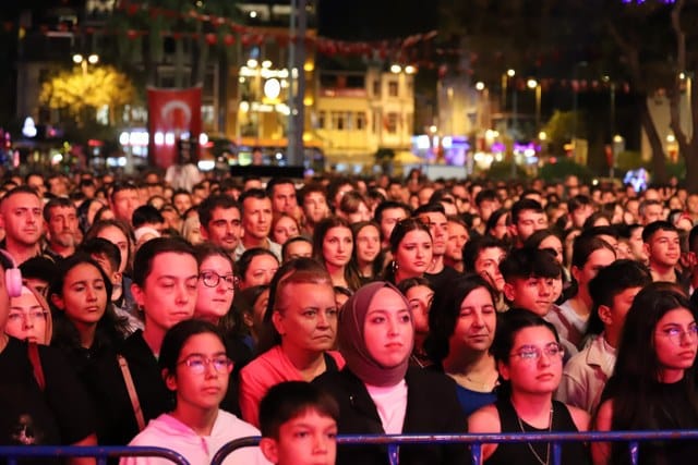 Balıkesir’in Bandırma ilçesinde 17 Eylül Kurtuluş Günü törenlerle kutlandı. Kurtuluş günü son olarak Kıraç konseriyle taçlandı. 