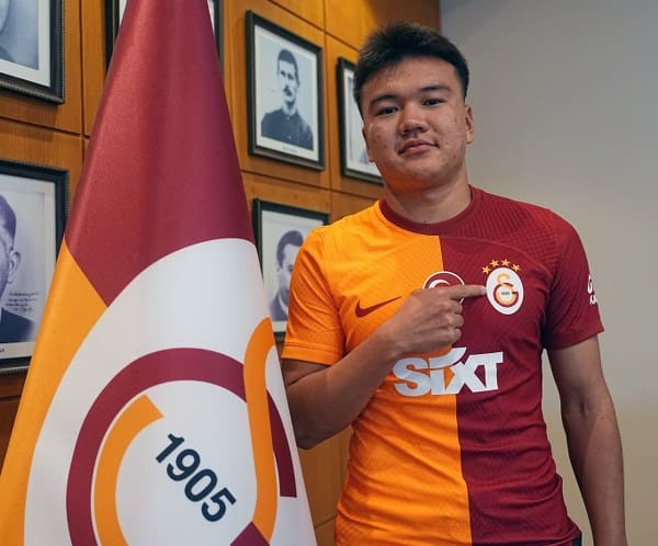 Galatasaray altyapı yeteneği Beknaz Almazbekov ile 3 yıllık bir sözleşme yaparak anlaşmayı tamamladı.