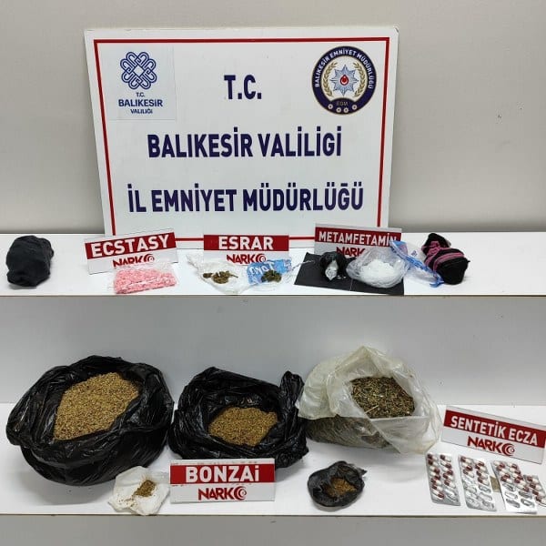 Edremit ilçesinde düzenlenen operasyonlar sonucunda büyük miktarda uyuşturucu madde ele geçirildi. Operasyonlarda gözaltına alınan 2 şüpheli, mahkemeye çıkarıldıktan sonra tutuklandı.
