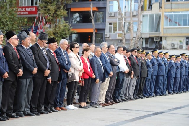 Balıkesir'in Bandırma ilçesinde "19 Eylül Gaziler Günü" sebebiyle Cumhuriyet Meydanı'nda tören yapıldı.
