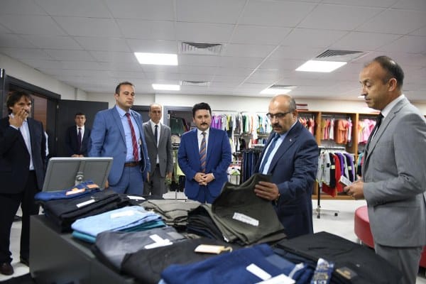 Balıkesir Valisi İsmail Ustaoğlu, Altıeylül Belediyesi'ni ziyaret etti. Ziyaret sırasında, Sultan Abdülhamid Han Gelişim Merkezi binasında bulunan birimleri gezen Vali Ustaoğlu, ardından belediyenin tamamlanan ve devam eden projelerini içeren bir sunumu izledi.