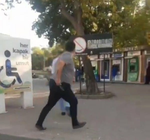 Bursa ilçesinde meydana gelen maddi hasarlı kaza sonrasında çevreye bıçakla saldıran sürücü tutuklandı.