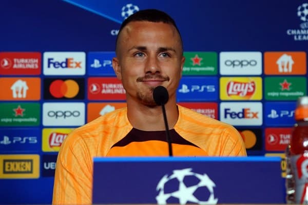 Galatasaray’ın İspanyol futbolcusu Angelino, Kopenhag maçı öncesinde yaptığı açıklamada, "Çok güçlü bir takımız. Büyük bir ailenin parçasıyız. Avrupa’nın en iyisi ile oynamayı dört gözle bekliyoruz. Her maçta elimizden gelenin her şeyi vereceğiz. Buraya gelene kadar zor maçlar vardı. Taraftarımızın da desteğiyle Şampiyonlar Ligi’ndeyiz. En iyilerine karşı kendimizi test etmek istiyoruz" dedi.