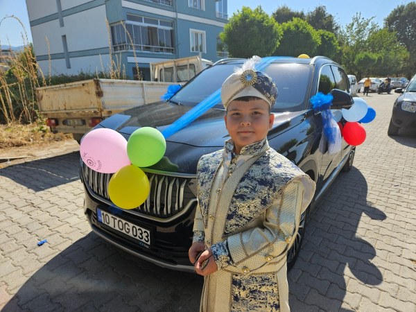 Balıkesir'in Sındırgı Belediyesi, Türkiye'nin yerli ve milli otomobili TOGG'u makam aracı olarak kullanmaya başladıktan sonra şimdi de bu aracı sünnet arabası olarak kullanma kararı aldı.