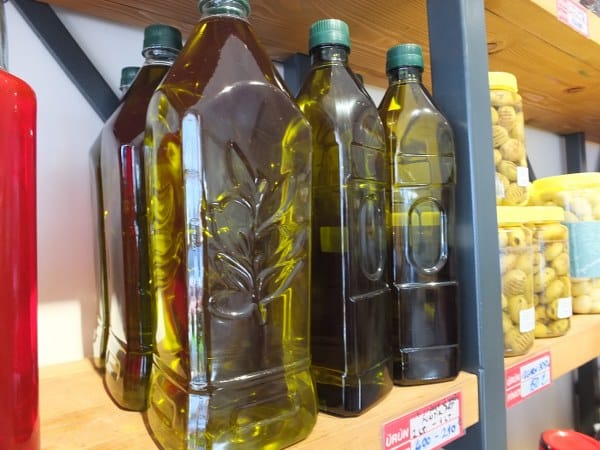 Balıkesir'in zeytin üretiminde öne çıkan ilçesi Burhaniye'de hasat öncesi çalışmalar devam ederken, zeytinyağı fiyatlarının yükselmesi üreticileri memnun etti.