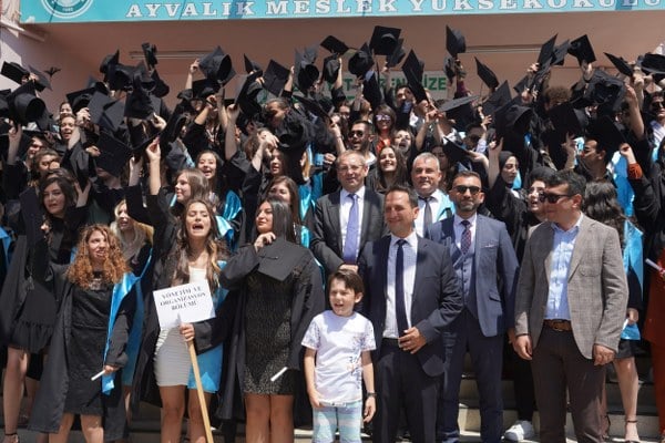 Ayvalık Belediye Başkanı Mesut Ergin, ekonomik zorluklar yaşayan Ayvalık ailelerinin çocuklarının kent dışında eğitim almasına yardımcı olmak amacıyla kurulan Ayvalık Eğitime Destek Derneği'nin, yeni katılımlarla Ayvalık'taki öğrencilere burs vermeye devam ettiğini açıkladı. Başkan Ergin, bu desteği sürdürmekten mutluluk duyduklarını ifade etti.