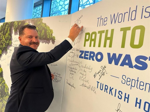 Cumhurbaşkanı Recep Tayyip Erdoğan ile birlikte Amerika'nın New York şehrinde bulunan Türkiye Belediyeler Birliği ve Balıkesir Büyükşehir Belediye Başkanı Yücel Yılmaz, Türkevi'nde Sıfır Atık İyi Niyet Beyanı'nı imzalayarak önemli bir adım attılar.