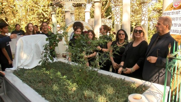 Türk sanat müziği efsanesi Zeki Müren, 27. ölüm yıl dönümünde Bursa'daki mezarı başında anıldı.