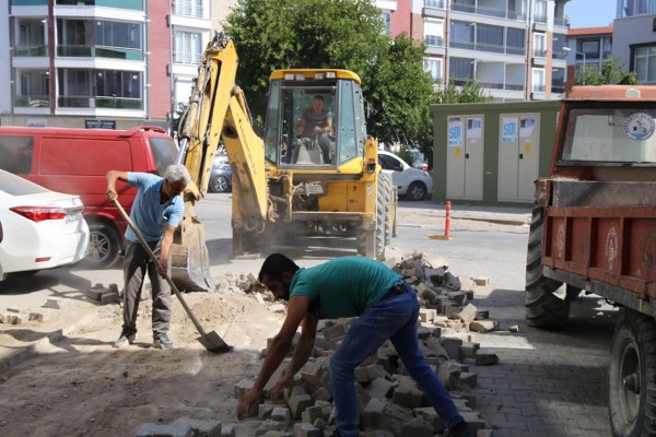 Balıkesir'in Burhaniye ilçesinde, özellikle doğalgaz çalışmaları ve diğer altyapı faaliyetleri nedeniyle zarar gören yolların onarımı, Burhaniye Belediyesi Fen İşleri Müdürlüğü ekipleri tarafından belirlenen program çerçevesinde devam ediyor.