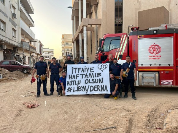 Balıkesir Büyükşehir Belediyesi'nin kahraman itfaiye personeli, Libya'da yaşanan sel felaketi sonrasında 20 binden fazla kişinin kayıp olduğu bölgede, gece gündüz arama ve kurtarma operasyonlarını sürdürmeye devam ediyor. Balıkesir Büyükşehir Belediyesi kurtarma ekibi, görevlerini yerine getirdikleri Libya'nın Derne şehrinde, İtfaiye Haftası'nı özel bir pankartla kutladılar.