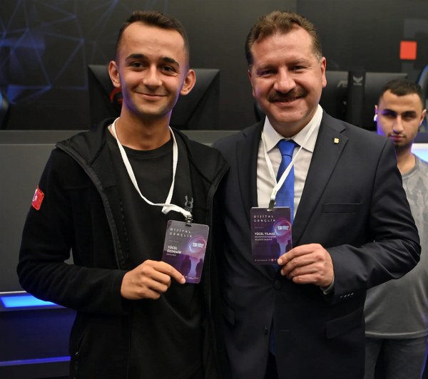 Cumhuriyet'in 100. yılını kutlamak için Cumhurbaşkanlığı Dijital Dönüşüm Ofisi, Gençlik ve Spor Bakanlığı ile Türkiye Belediyeler Birliği'nin iş birliğiyle düzenlenen yarışmada ödül kazanan 100 genç, Balıkesir Büyükşehir Belediyesi'nin Dijital Gençlik Merkezi'nde gerçekleşen Dijital Gençlik Kampı'na katıldı. Bu kampta bir dizi atölye çalışması ve eğitim sunuldu.
