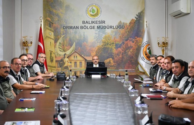 Balıkesir Orman Bölge Müdürlüğünü ziyaret eden Vali İsmail Ustaoğlu, Balıkesir Orman Bölge Müdürlüğü toplantı salonunda, Bölge Müdürü Kemal K