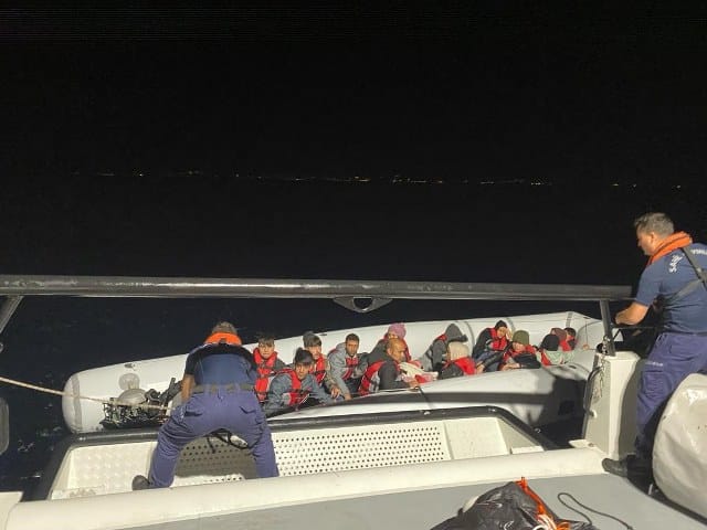 Balıkesir’in Ayvalık ilçesi açıklarında Sahil Güvenlik Uçağı tarafından tespit edilen 18 düzensiz göçmen yakalandı. 