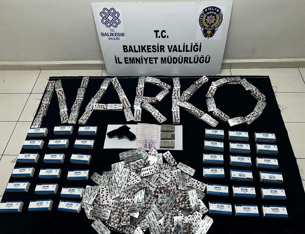 Balıkesir İl Emniyet Müdürlüğü, gerçekleştirdiği 2 ayrı operasyonda 3 şüpheli şahsın araç ve ikametlerinde büyük miktarda uyuşturucu, sentetik hap, 2 ateşli silah, 154 adet fişek ve suç geliri olarak elde edilen 35 bin 365 lirayı ele geçirdi.