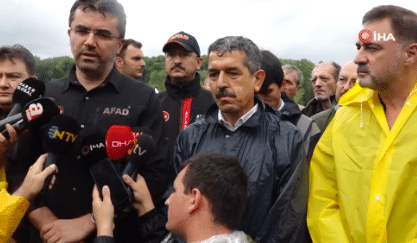 AFAD Başkanı Okay Memiş ve Kırklareli Valisi Birol Ekici, Kırklareli'ndeki sel bölgesinde incelemede bulunarak açıklamalarda bulundu. AFAD Başkanı Memiş, selin özellikle vurduğu bungalov evlerin yerleşime kapalı alan olduğunu söyledi. 