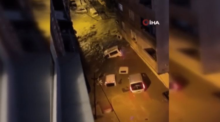 İstanbul’un Kuzey bölgesindeki ilçelerinde etkili olan sağanak yağış, su baskınlarına neden oldu. Vatandaşların yaşadığı zor anlar kameralara yansıdı. 