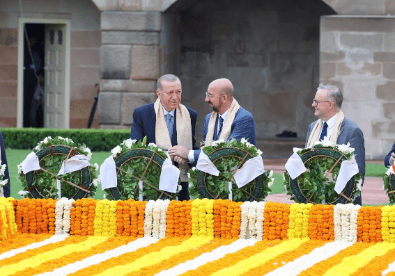 Cumhurbaşkanı Recep Tayyip Erdoğan, Mahatma Gandhi'nin anıt mezarını ziyaret etti.