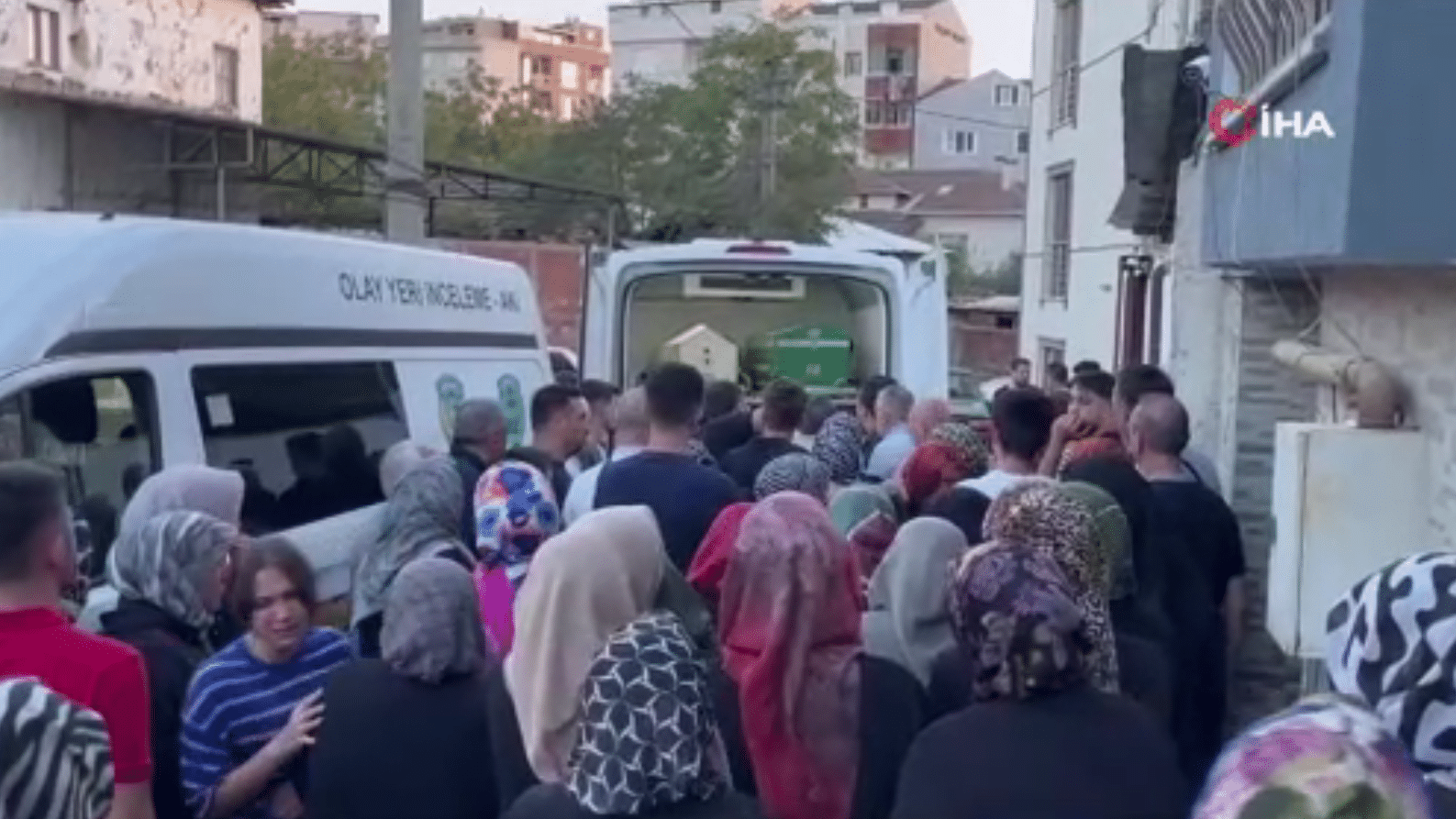 Bursa'da uyuşturucu madde kullanımıyla ilişkilendirilen bir 23 yaşındaki genç, aynı evi paylaştığı iddia edilen hala ve babaannesiyle şiddetli bir olay yaşadı. 49 yaşındaki hala, olay yerinde hayatını kaybederken, babaanne ise ağır yaralı olarak hastaneye kaldırıldı.