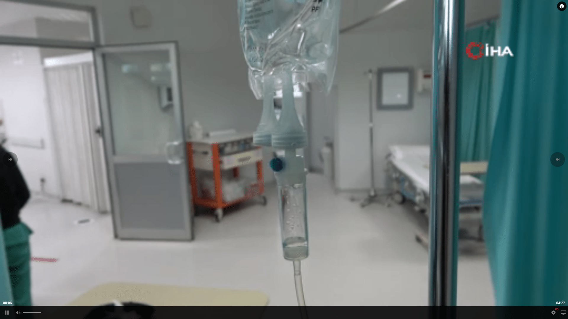Acil Doktoru Elif Ünüvar, son günlerde serum fizyolojiklerin yasaklandığına dair çıkan haberleri açıklığa kavuşturarak, steril paketli serum fizyolojiklerde herhangi bir problem olmadığını belirtti. Ünüvar, yasaklamaların sadece birkaç firma tarafından üretilen tek tek flakonlarda bulunan serum fizyolojiklerle sınırlı olduğunu ifade etti.