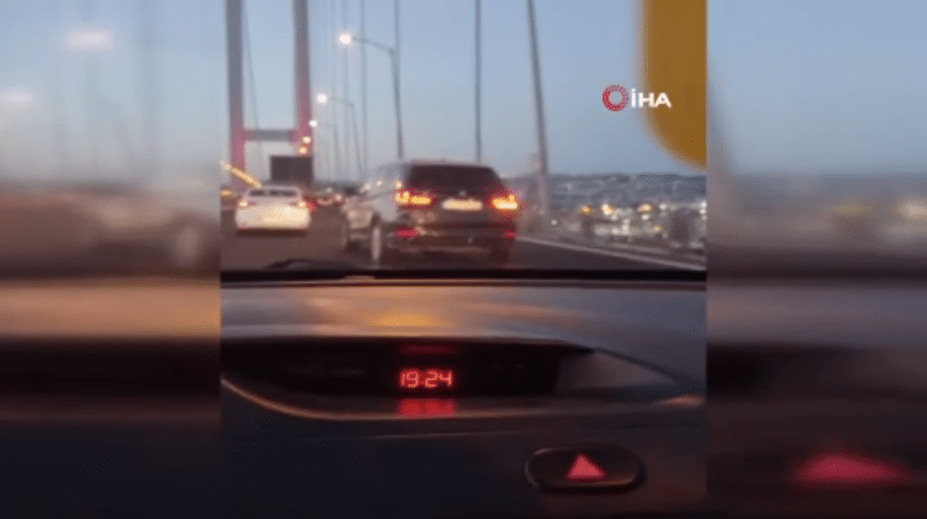 Osmangazi Köprüsü geçişinde Bursa’dan İstanbul istikametinde seyir halinde olan birden fazla arabanın lastiği aynı anda patladı.