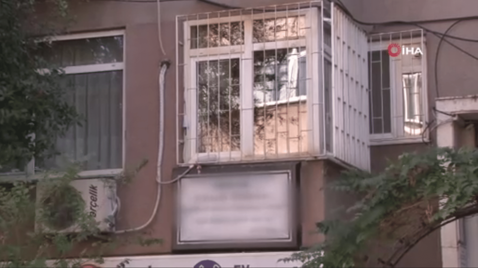 İstanbul'da faaliyet gösteren bir klinikte FETÖ/PDY üyesi olduğu iddia edilen doktor Süleyman S.Z., çocuklar üzerinde hipnoz ettiği ve ailelere cinsel istismar tuzağı kurduğu iddialarıyla ilgili olarak soruşturma başlatıldı. Doktorun hayvanlarda kullanılan ilaçları yaklaşık 40 çocuğa verdiği öne sürülüyor.