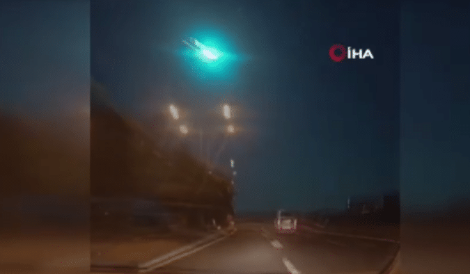 Yurdun büyük bir bölümünde saat 20.00 sıralarında gökyüzünde görülen ışık hüzmesi heyecan oluşturdu. ’Meteor düştü’ iddiaları bir anda sosyal medyada yayılırken, söz k
