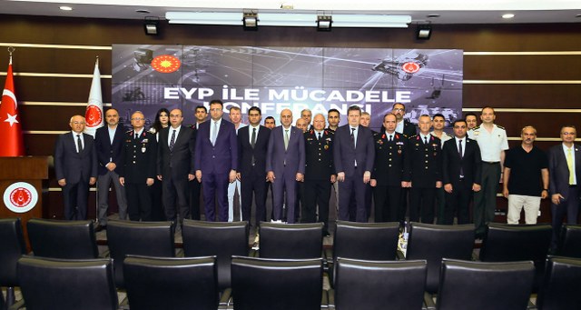 Ankara’da, Savunma Sanayii Başkanlığı (SSB) tarafından el yapımı patlayıcılarla (EYP) mücadele alanında yürütülen projeler, konu ile ilgili Ar-Ge çalışmaları ve takip edilen yenilikçi teknolojilere yönelik bir bilgilendirme konferans düzenlendi.