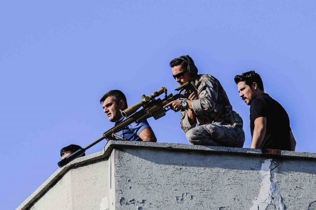 Antalya’da akli dengesi yerinde olmadığı öğrenilen şahıs, annesini bıçakla rehin aldı. Bir türlü kontrol altına alınamayan şahıs, özel harekatın bacağından vurmasıyla etkisiz hale getirildi.