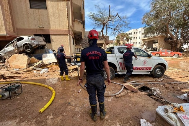 Balıkesir Büyükşehir Belediyesi’nin kahraman itfaiyecileri, sel felaketi sebebiyle 20 binden fazla kişinin kaybolduğu Libya’da arama kurtarma çalışmalarına devam ediyor.