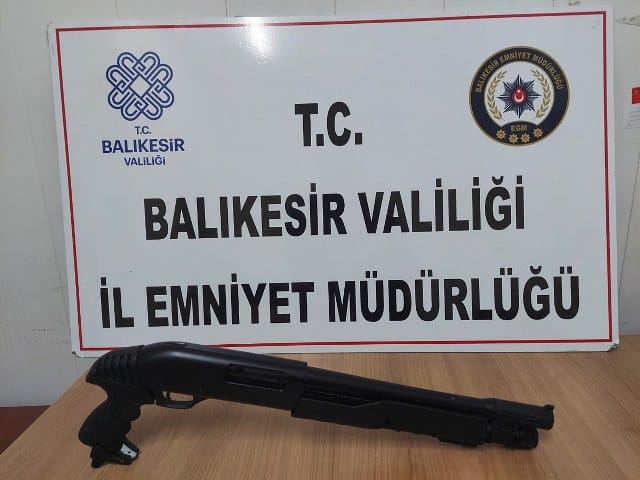Balıkesir il genelinde Asayiş Şube Müdürlüğü ekipleri tarafından çeşitli suçlardan aranan 31 şahıs gözaltına alındı.