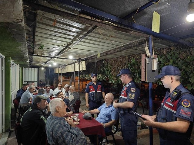 Balıkesir il genelinde jandarma ekipleri geniş çaplı ’Huzur’ operasyonunda çeşitli suçlardan aranan toplam 32 şahsı yakaladı.
