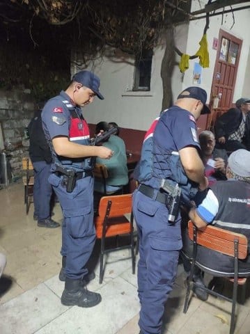 Balıkesir'de gerçekleştirilen “Yasa Dışı Bahis” ve “Kumar, Tombala ve Oyun Makineleri” operasyonlarında 19 kişi gözaltına alındı. 