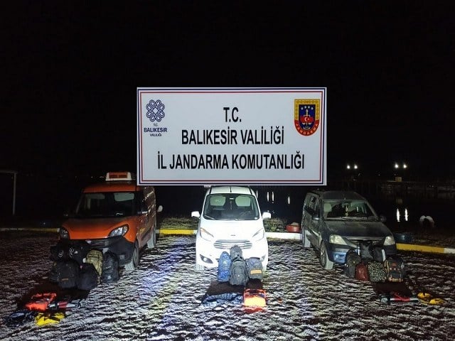 Balıkesir’in Ayvalık, Gömeç ve Edremit ilçelerinde Jandarma’nın yaptığı operasyonlarda 88 düzensiz göçmen ve 9 kaçak göçmen organizatörü yakalandı.