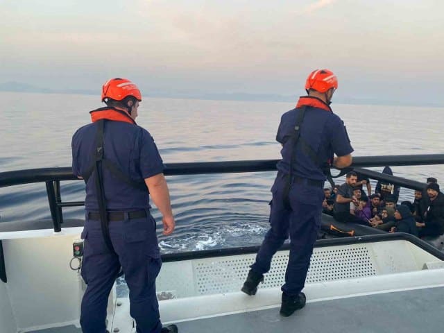 Balıkesir’in Ayvalık ilçesi açıklarında Yunanistan tarafından geri itilen 23 düzensiz göçmen Sahil Güvenlik ekipleri tarafından kurtarıldı.