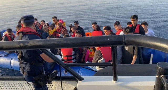 Balıkesir’in Ayvalık ilçesi açıklarında Yunanistan’ın Midilli Adasına geçmek isterken Yunanistan tarafından Türk Karasularına geri itilen 5 adet lastik bot içerisindeki 180 düzensiz göçmen Sahil Güvenlik ekipleri tarafından kurtarıldı.