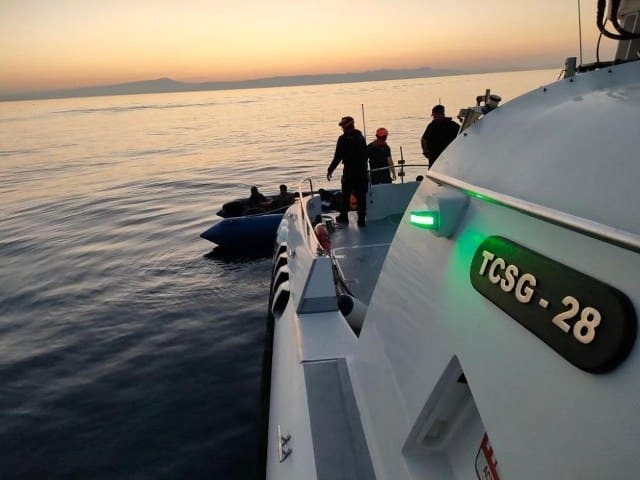 Balıkesir'in Ayvalık ilçesi açıklarında yasa dışı yollarla Yunanistan'ın Midilli Adası'na geçmek isteyen 56 düzensiz göçmen yakalandı.