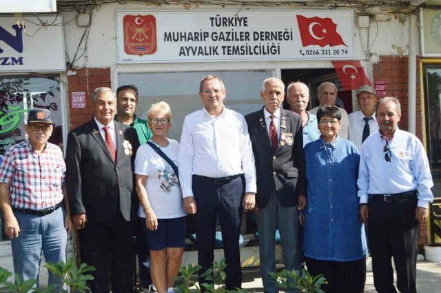 Balıkesir’in Ayvalık ilçesinde, Ayvalık Belediye Başkanı Mesut Ergin’den gazilere sürpriz bir ziyarette bulundu.