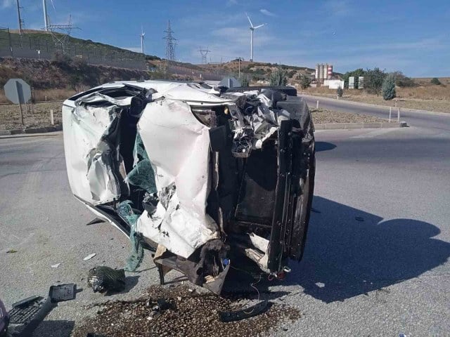 Balıkesir’in Bandırma ilçesi Edincik mevkii kavşağında meydana gelen trafik kazasında tıra arkadan çarpan sürücü ağır yaralandı.