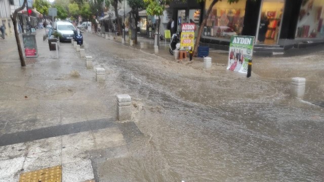 Balıkesir'in Bandırma ilçesinde sabah saatlerinde aniden başlayan yağmur 15 dakikada hayatı olumsuz etkiledi.