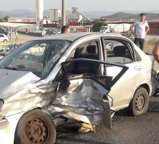 Balıkesir’in Burhaniye ilçesinde otomobil ile kamyonetin çarpışması sonucu meydana gelen kazada 4 kişi yaralandı. 