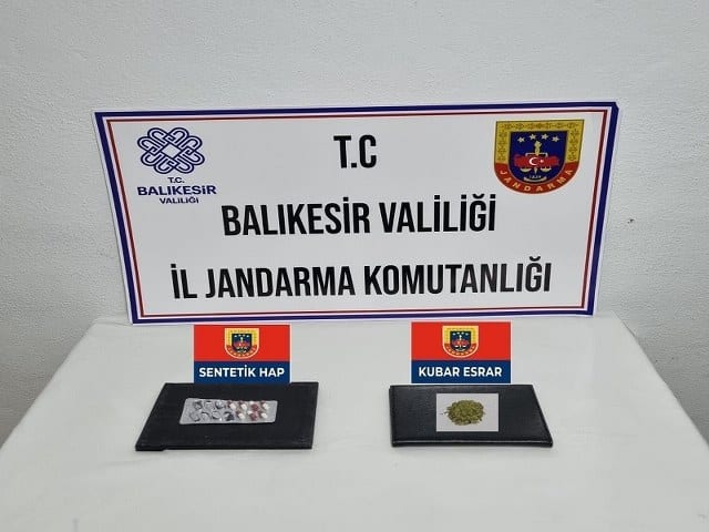 Balıkesir’in Edremit ilçesinde jandarma ekipleri tarafından yapılan uyuşturucu operasyonunda, 2 kişi gözaltına alındı.