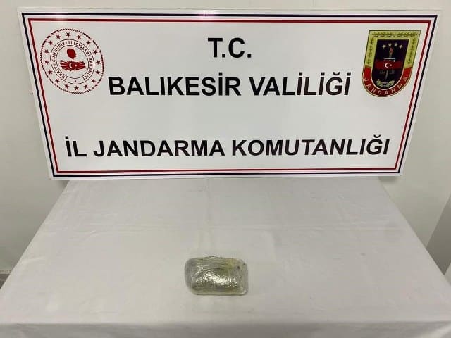 Balıkesir’in Erdek ilçesinde bir şüphelinin evinde ve üzerinde gerçekleştirilen aramalarda, 732 gram esrar ele geçirildi.