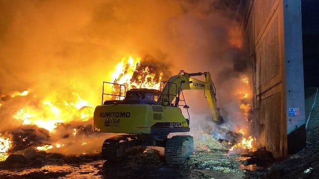 Balıkesir'in Gönen ilçesinde, Gönen Organize Sanayi Bölgesinde çıkan yangın etraftaki fabrikalara sıçramadan uzun bir mücadeleden sonra k