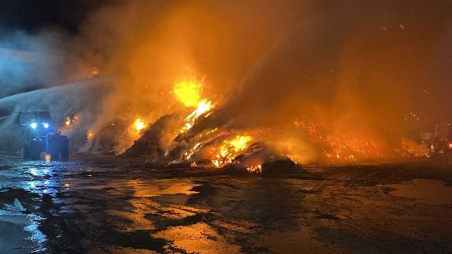 Balıkesir'in Gönen ilçesinde, Gönen Organize Sanayi Bölgesinde çıkan yangın etraftaki fabrikalara sıçramadan uzun bir mücadeleden sonra k
