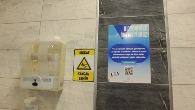 Burhaniye Devlet Hastanesi'nde yeni proje hizmete girdi. Tuvalette görülen aksaklıklar karekod okutularak hastane personeline anında iletiliyor.