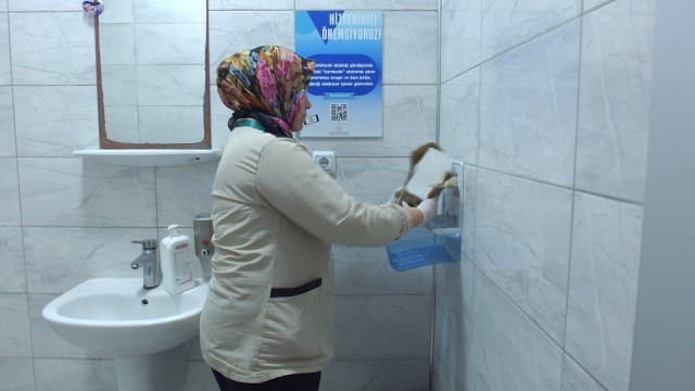 Burhaniye Devlet Hastanesi'nde yeni proje hizmete girdi. Tuvalette görülen aksaklıklar karekod okutularak hastane personeline anında iletiliyor.