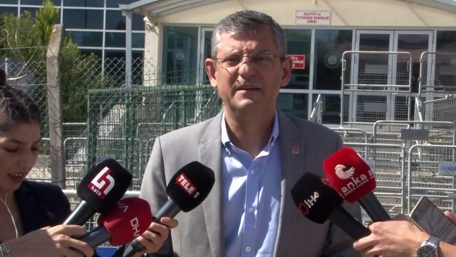 CHP Grup Başkanı ve Genel Başkan Adayı Özgür Özel, Silivri’de tutuklu bulunan Osman Kavala, Can Atalay, Tayfun Kahraman ve Ali Hakan Altınay’ı ve Merdan Yanardağ’ı ziyareti sonrası açıklamalarda bulundu.